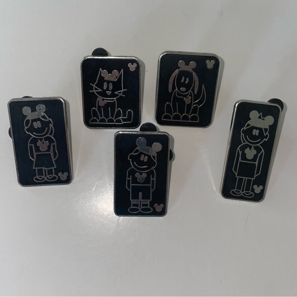 Set of 5 Disney Trading Pins Hidden Family - Picture 1 of 1